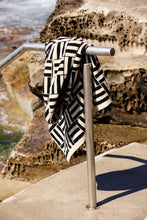 Load image into Gallery viewer, willis pool towel SAND &amp; NOIR
