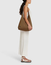 Load image into Gallery viewer, solstice tote DARK TAN
