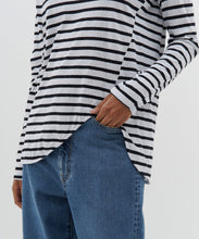 Load image into Gallery viewer, stripe scoop hem l/s t shirt BLACK &amp; WHITE
