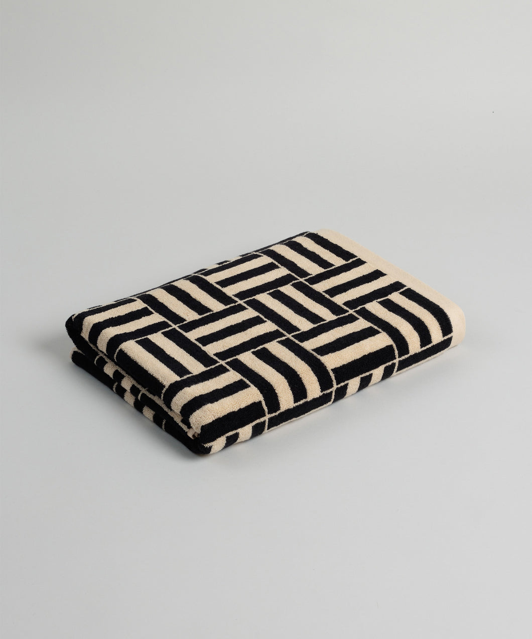 willis pool towel SAND & NOIR